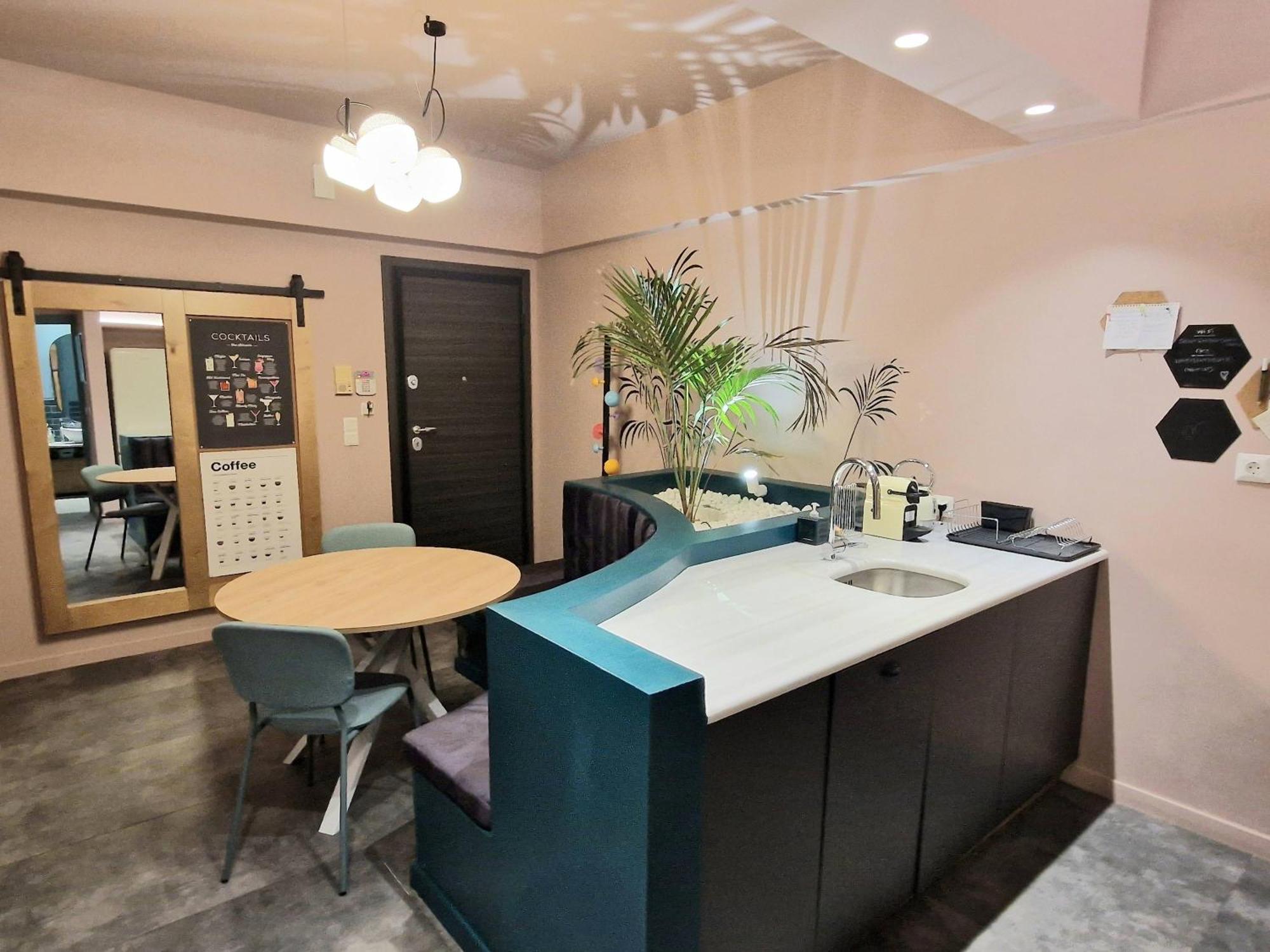 Secret Garden Downtown Apartment *